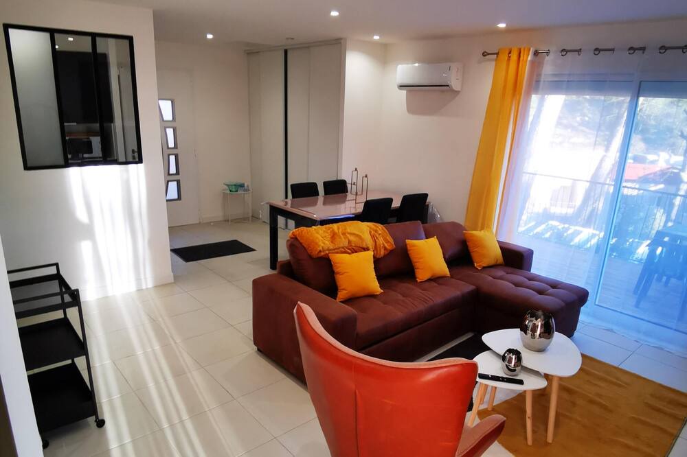 Photo of Livingroom in Saint-Marc-Jaumegarde