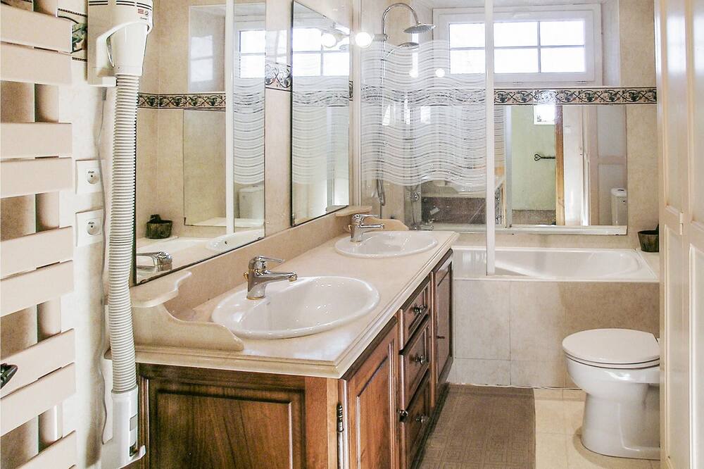 Photo of Bathroom in Le Change