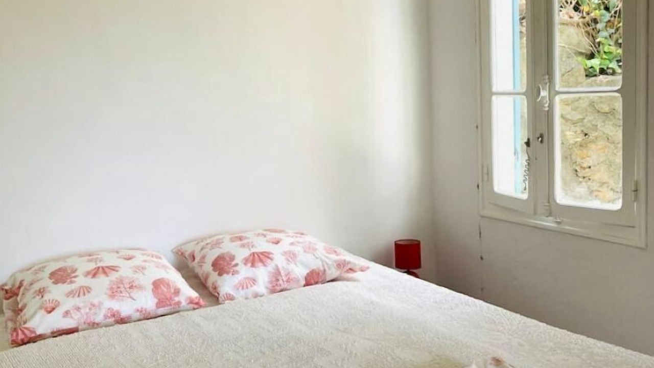 Photo of Bedroom in Ensues-la-Redonne