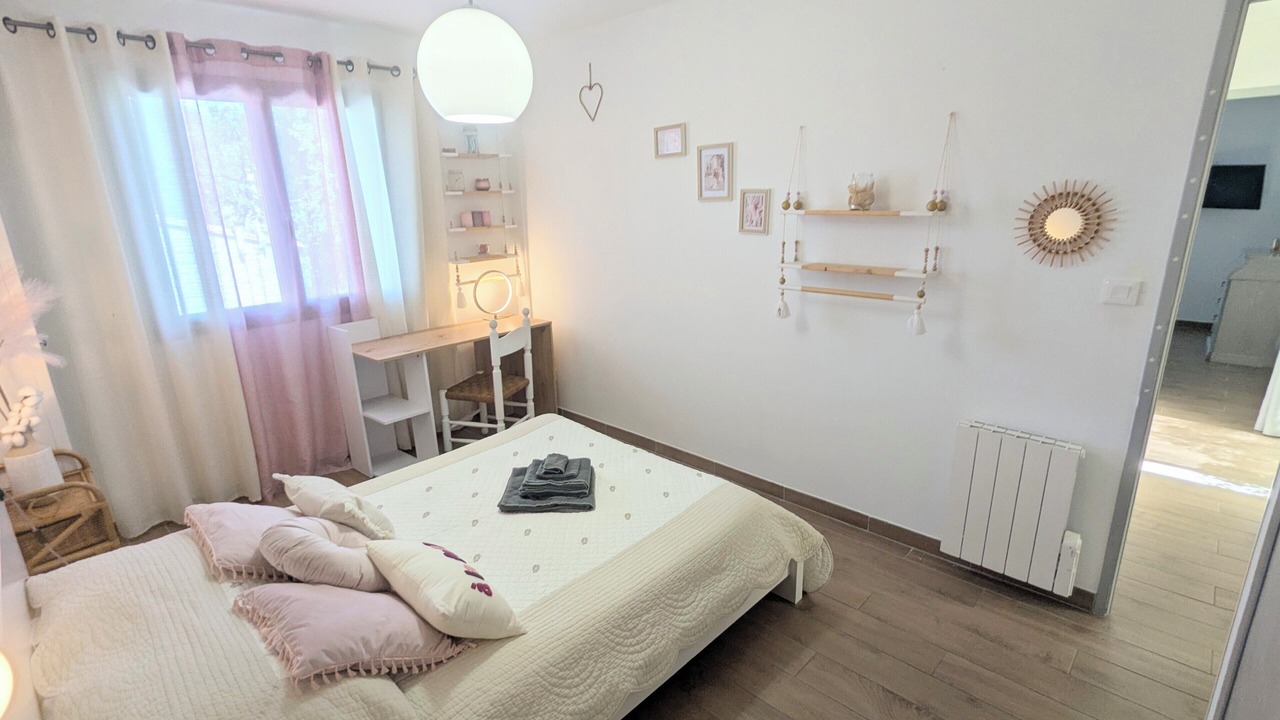 Photo of Bedroom in Maubec