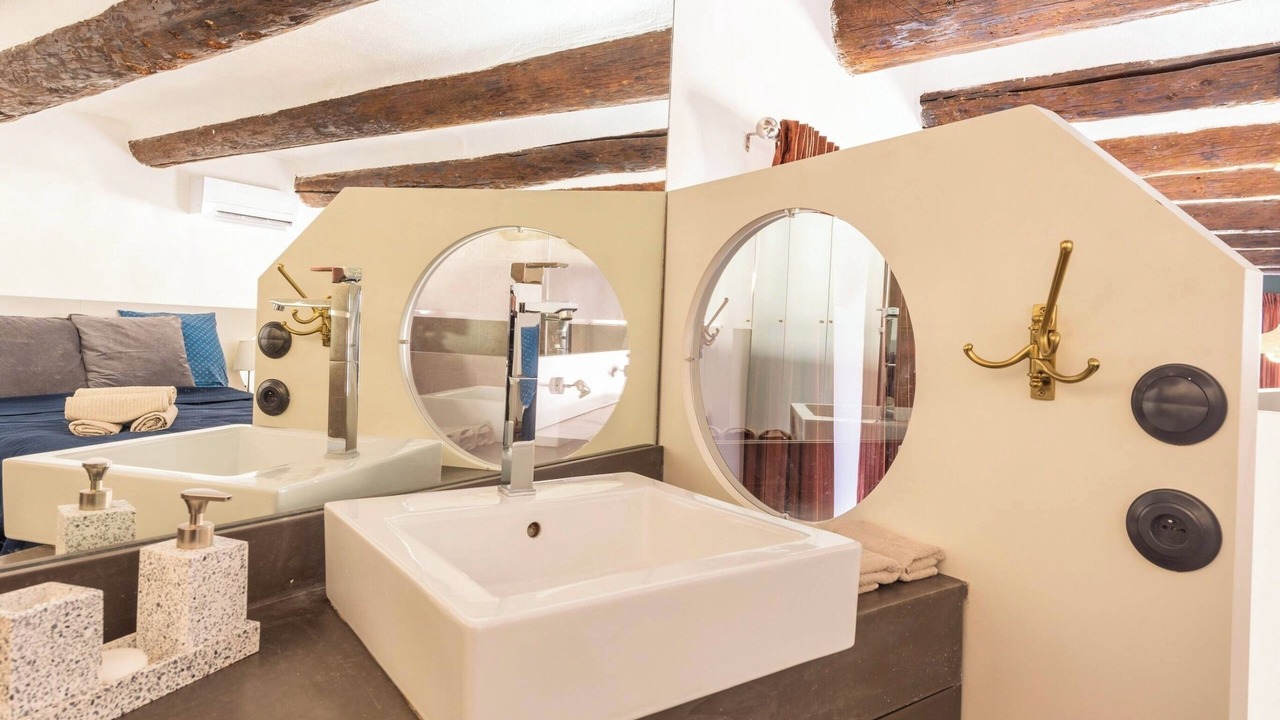 Photo of Bathroom in Opera