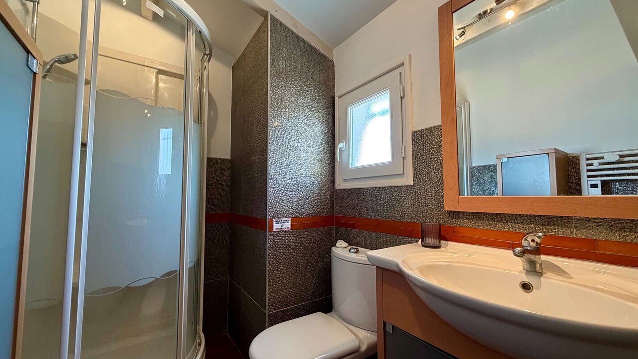 Photo of Bathroom in Domino