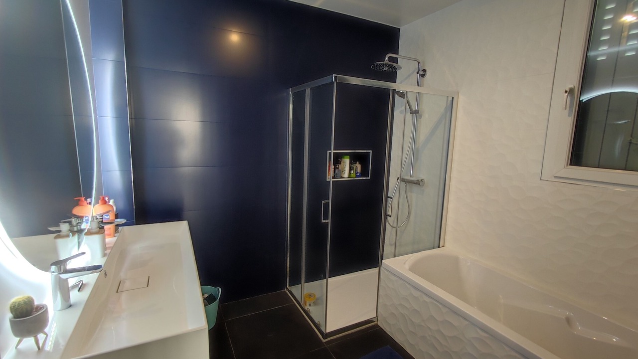 Photo of Bathroom in Joinville-le-Pont