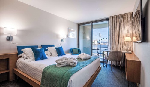 Deluxe Room, 1 Queen Bed, Non Smoking, Sea View