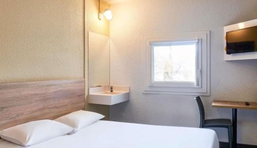 Tandem Room with Shared Bathroom