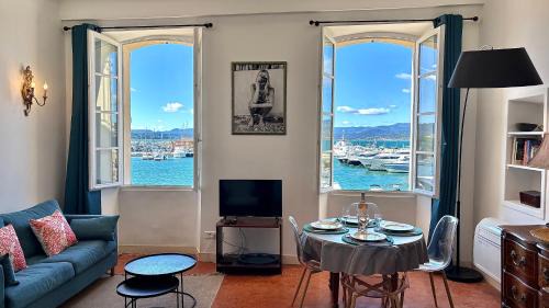 Deluxe One-Bedroom Apartment with Harbor View