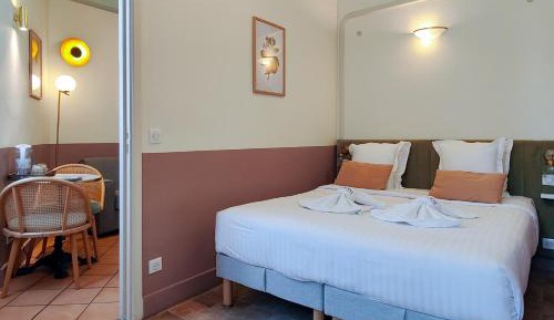 One-Bedroom Apartment with Balcony