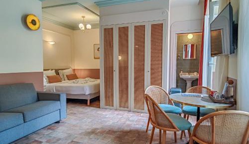 Junior Suite with Balcony - Courtyard side