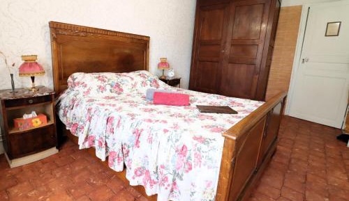Standard Double Room with Shared Bathroom