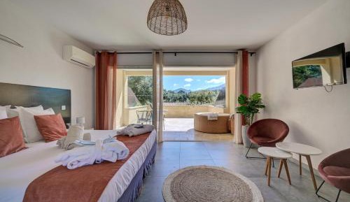 Deluxe Suite with Hot Tub