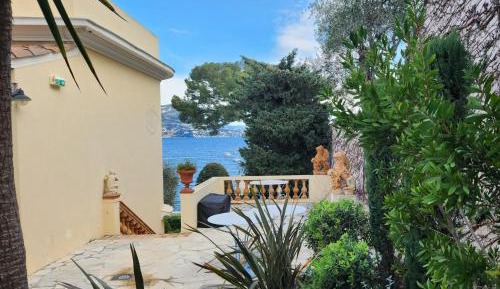 Deluxe Double Room with Side Sea View