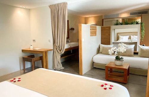 Riou - Petit Juas - Av de Grasse Hotel | Cannes Villa St Barth