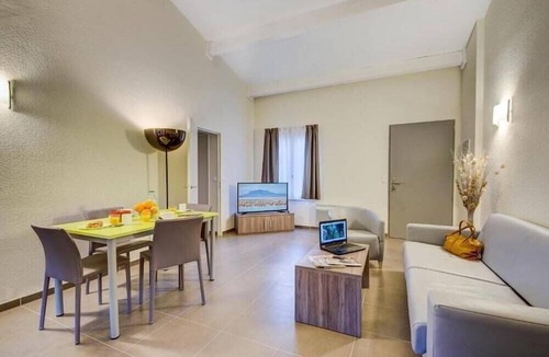 Peymeinade Hotel | Domaine La Tour Carrée