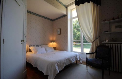 Saint-Jean-aux-Amognes Bed & Breakfast | Château de Sury