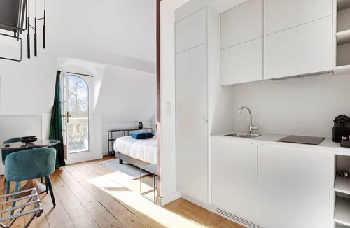 Grand Parc-Paul Doumer Apartment | Labruyère House - Cosy Garden Suite