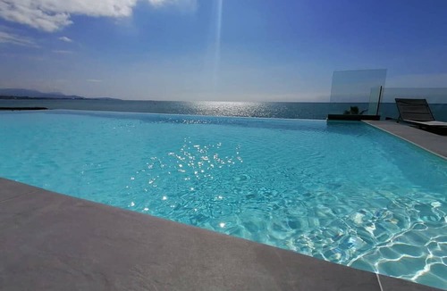 Villeneuve Loubet Beach Apartment | Studio feet in the water