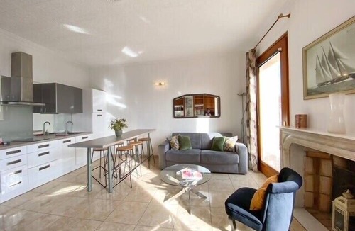Le Suquet Apartment | Meynadier Vieux Port Mairie: Cannes, 2 BDR apt with balcony and sea view