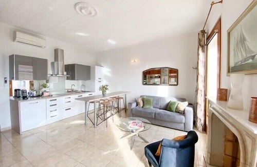 Le Suquet Apartment | Meynadier Vieux Port Mairie: Cannes, 2 BDR apt with balcony and sea view