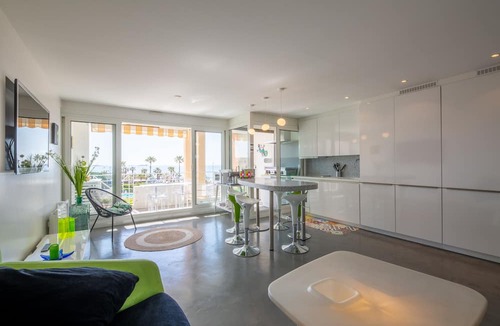 Frejus Port Apartment | Port FREJUS T3 70m2 double garage Sea view Direct access to the beach Swimming pool A dream stay for 4 privileged people