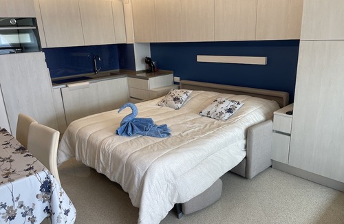 Le Suquet Apartment | Studio Cabin for 2 adults opposite the beach.