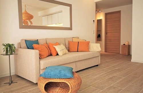 Golfe Juan Apartment | Seaside Oasis – Garden, A/C, Wi-Fi, Parking and private pétanque court.