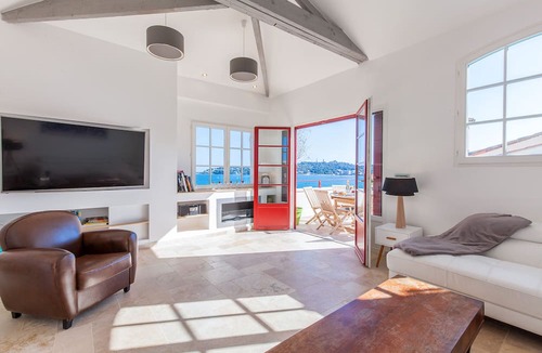 Antibes Old Town Apartment | Sea View Retreat · Old Town Antibes · 3BR Home with Terrace & Jacuzzi