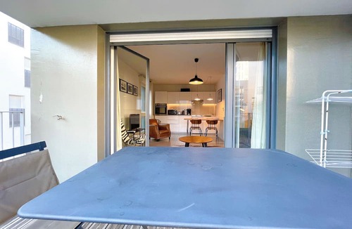Bassins a Flot Apartment | Nice apartment for 4 with parking, near Cité du Vin