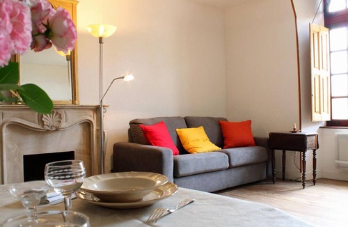 Herisson Apartment | Medieval studio in village center, near shops