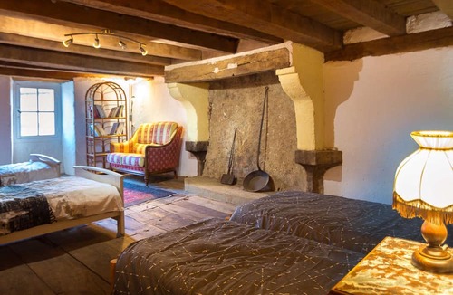 Herisson Apartment | Medieval studio in village center, near shops