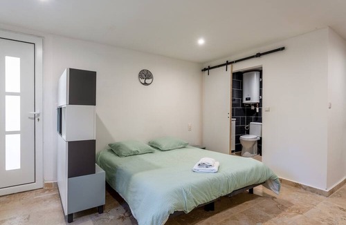 Robion Apartment | Studio Apartment 'Canto Cigalo Rdc 3' with Wi-Fi and Air Conditioning
