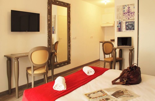 Eguilles Hotel | Serene Provence Escape 1.6 Mi to Saint Sauveur Cathedral