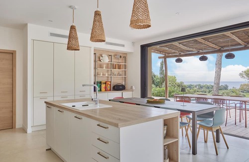 La Croix-Valmer Villa | La Villa Playa Madrague, Là où la Méditerranée se dévoile entre les pins.