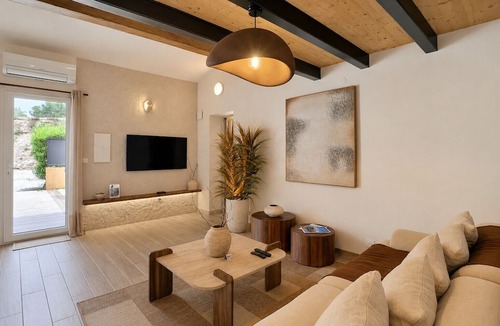 Ventabren Apartment | Le 522 – Nature Retreat & Jacuzzi