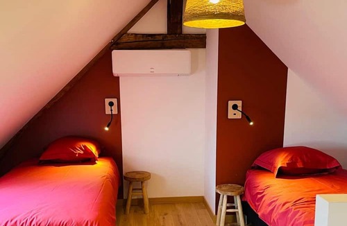 Montaigu-le-Blin Cottage | Charming chalet with spa and wood stove, near activities