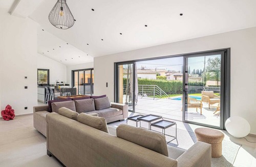 Mougins Apartment | Modern Villa with Heated Pool and Garden