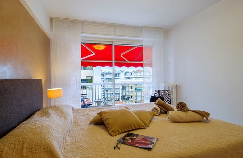 Juan-les-Pins Apartment | 4-Star 2-Bedroom Rental with Terrace, Garage, AC, 100m from Beaches