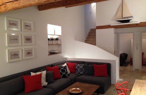 Antibes Old Town Apartment | RENOVATED Charming 3 bd apartment w. outdoor terrace in old town of Antibes