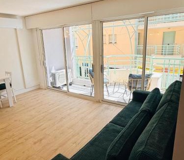 Frejus Port Apartment | Port frejus - studio lumineux - parking - terrasse