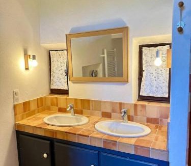 Saumane-de-Vaucluse House | La maison Haut-perché townhouse with view and jacuzzi