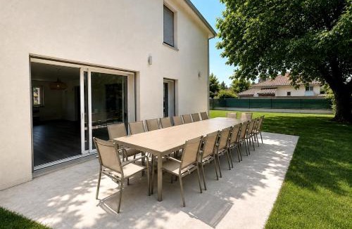 Saint-Denis-les-Bourg Villa | La Villa Charpine l Piscine l 15 personnes
