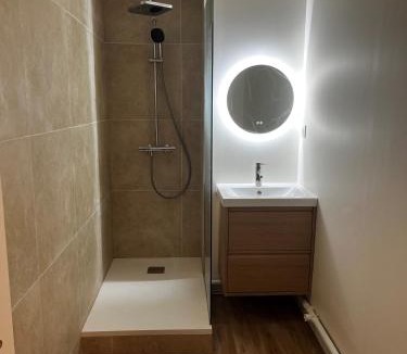 Cravant House | Grand gîte avec piscine chauffée & Sauna proche Loire & Chambord