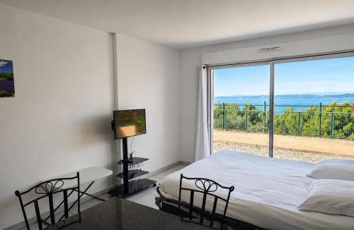 Saint-Mitre-les-Remparts Apartment | Apparthotel Résidence La Provence