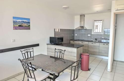 Saint-Mitre-les-Remparts Apartment | Apparthotel Résidence La Provence