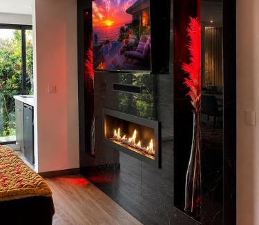 Bastide Giraud Apartment | SPICY LOVE Suite Prestige Vue Mer Jacuzzi Privatif, Piscine et Cheminée