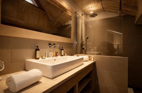 La Perriere Ski Chalet | Chalet moderne 5* à Courchevel La Tania - 12 pers, jacuzzi, sauna, skis aux pieds, cheminée, cinéma - FR-1-575-154