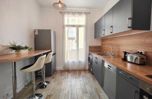 Les Grands Carmes Apartment | Massilia Home - Idéal Famille & Groupe d'Amis en Citytrip Marseille - Vieux-Port & Le Panier à pied - Métro Jules Guesde 150m - Gare St-Charles 10min à pied - CENTRE VILLE - WIFI HD