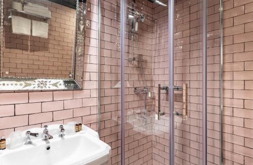 Quartier du Port Hotel | Hôtel Le G (ex Le Genève)