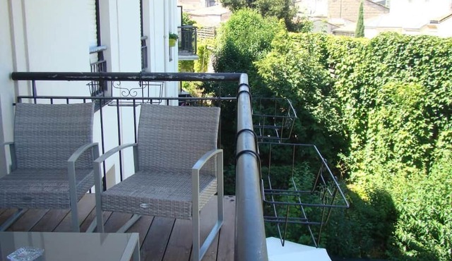 Apartment 'Le Turenne' with Private Terrace, Wi-Fi and Air Conditioning