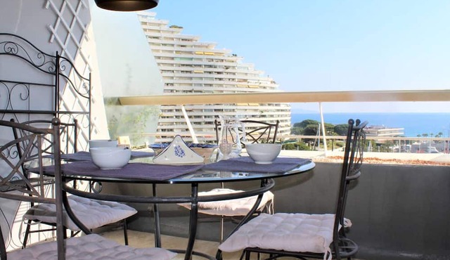 Quiet, air-conditioned, well-equipped studio with sea view terrace - Sleeps 2