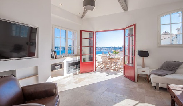 Sea View Retreat · Old Town Antibes · 3BR Home with Terrace & Jacuzzi